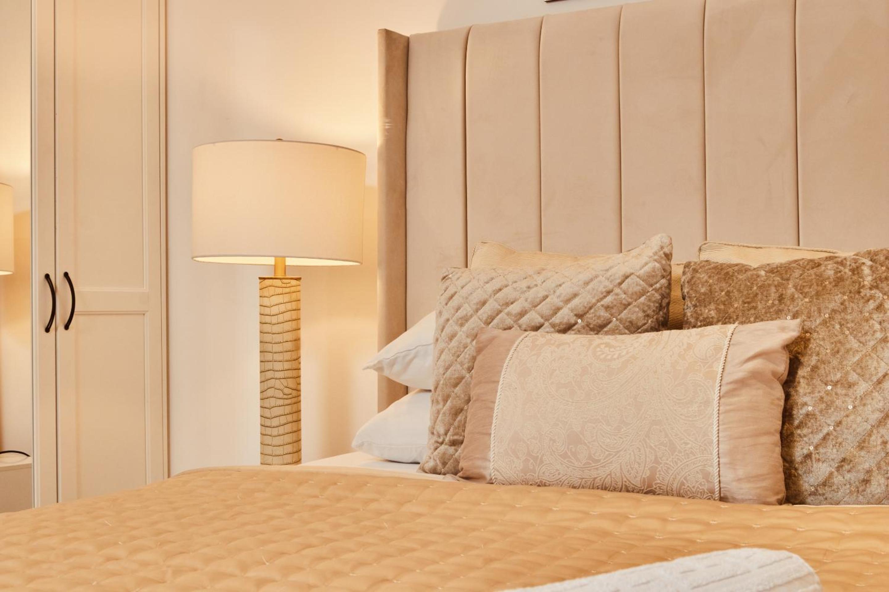 Modern Leeds Dock Apt &Free Secure Parking! view 5