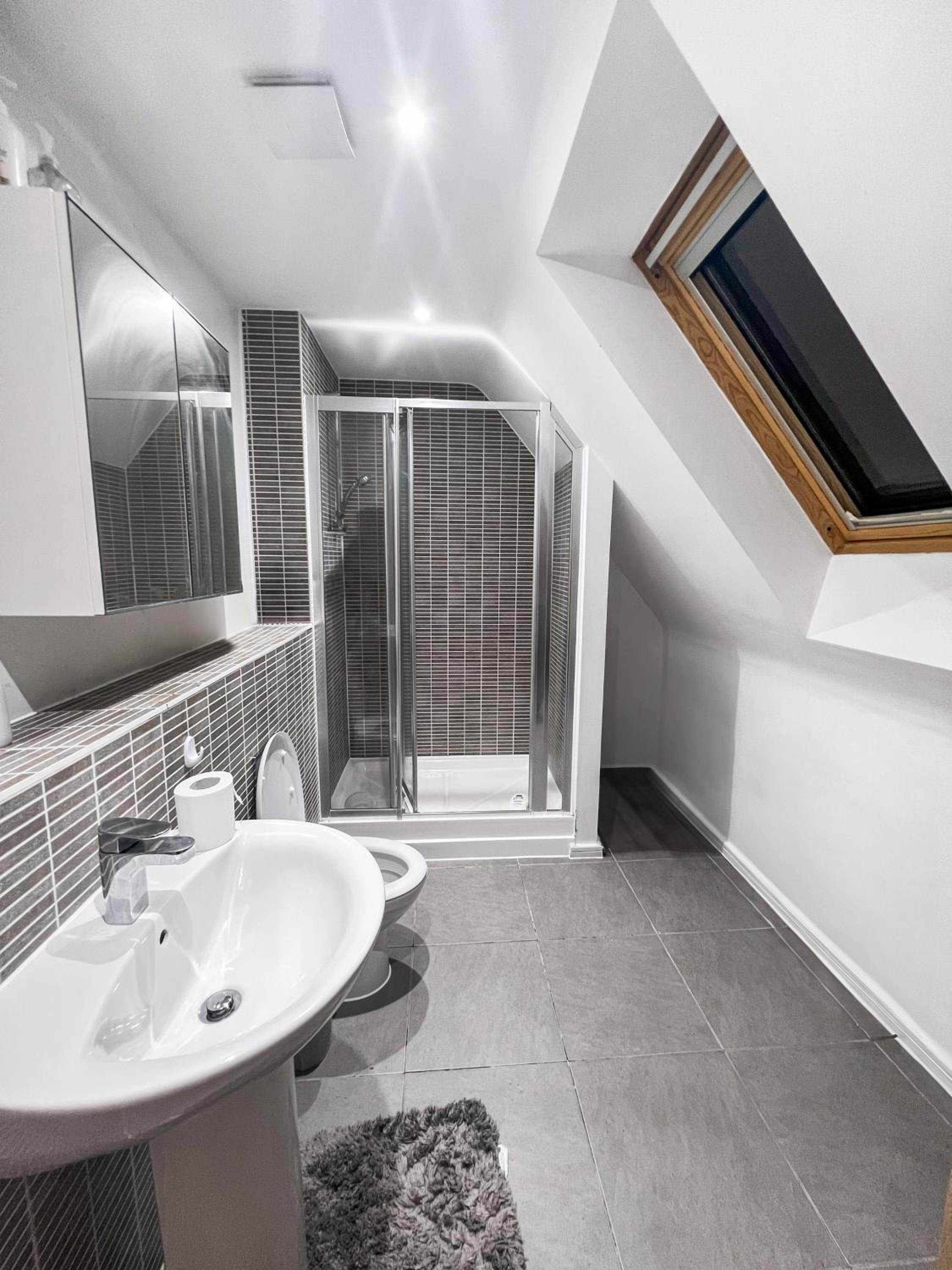 Private Rooms at Oxley Comfy House - Milton Keynes - Near M1 J14 view 5