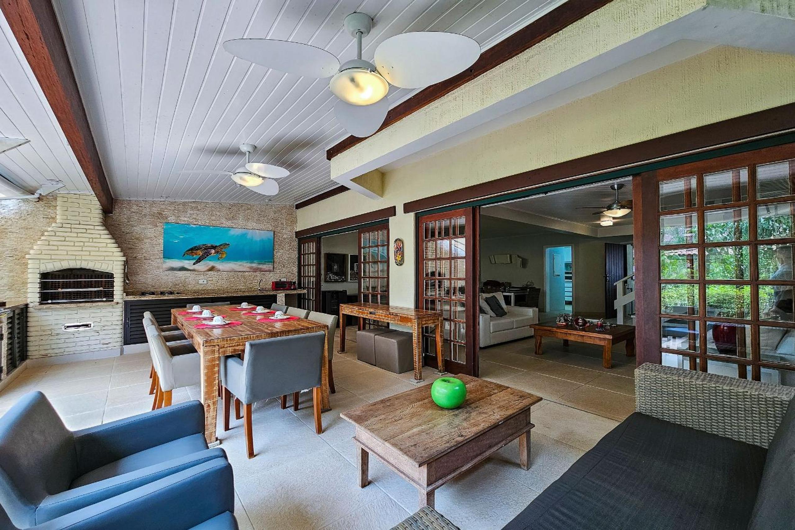 Casa com varanda e churrasqueira em São Sebastião
