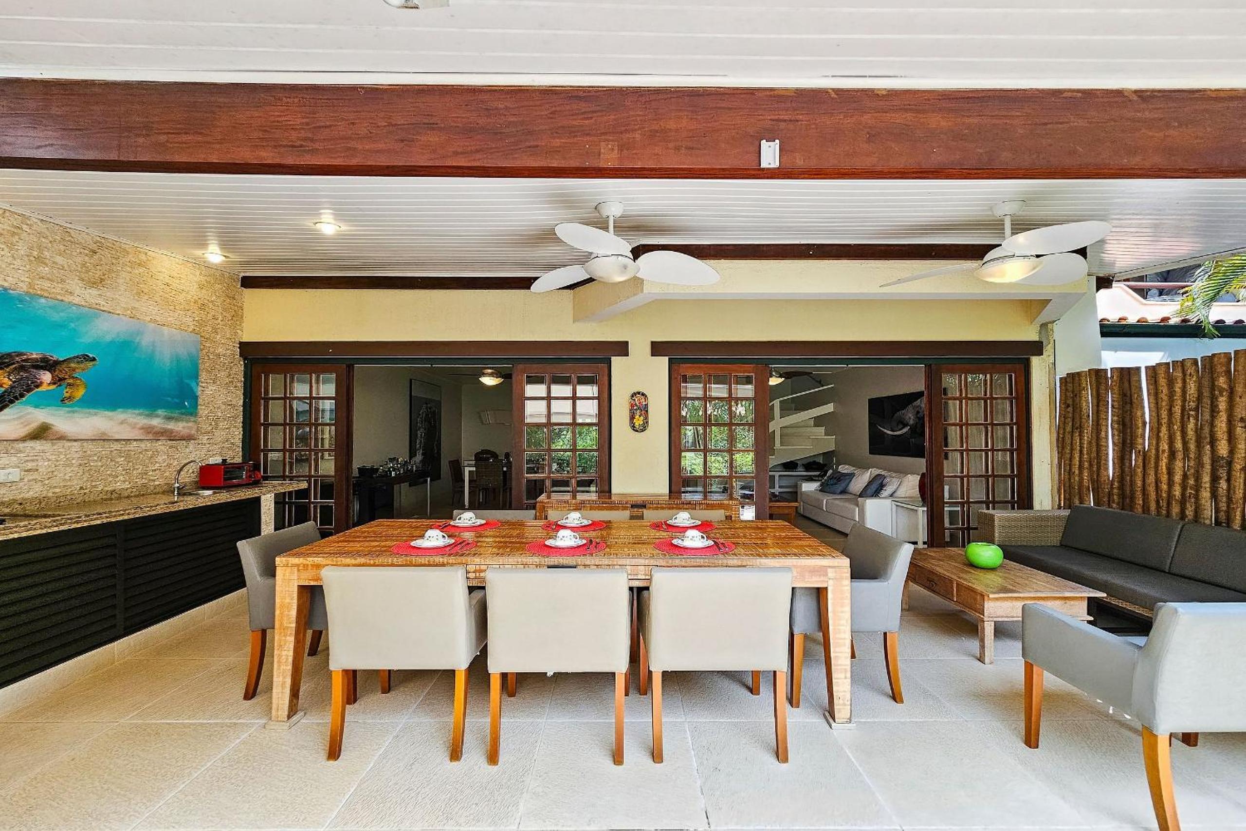 Casa com varanda e churrasqueira em São Sebastião