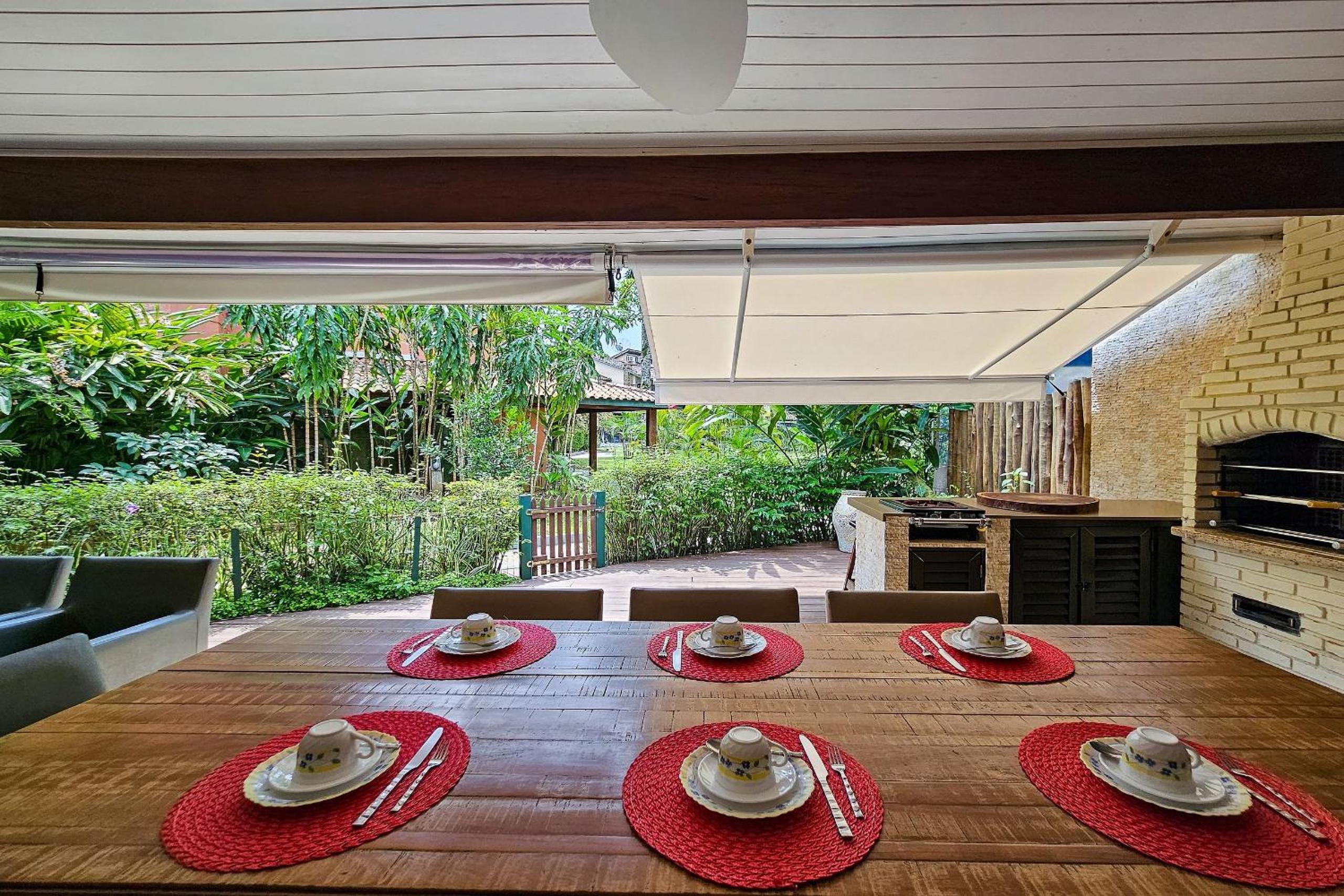Casa com varanda e churrasqueira em São Sebastião