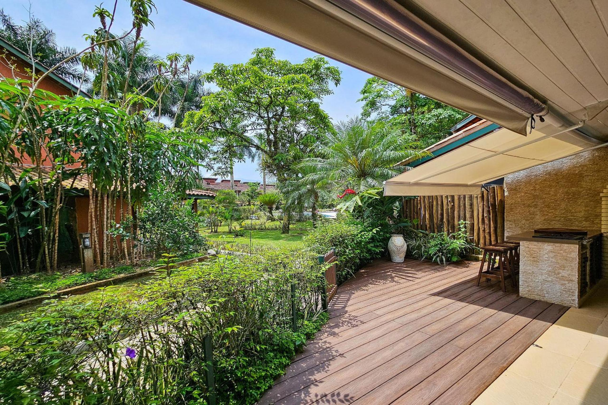 Casa com varanda e churrasqueira em São Sebastião