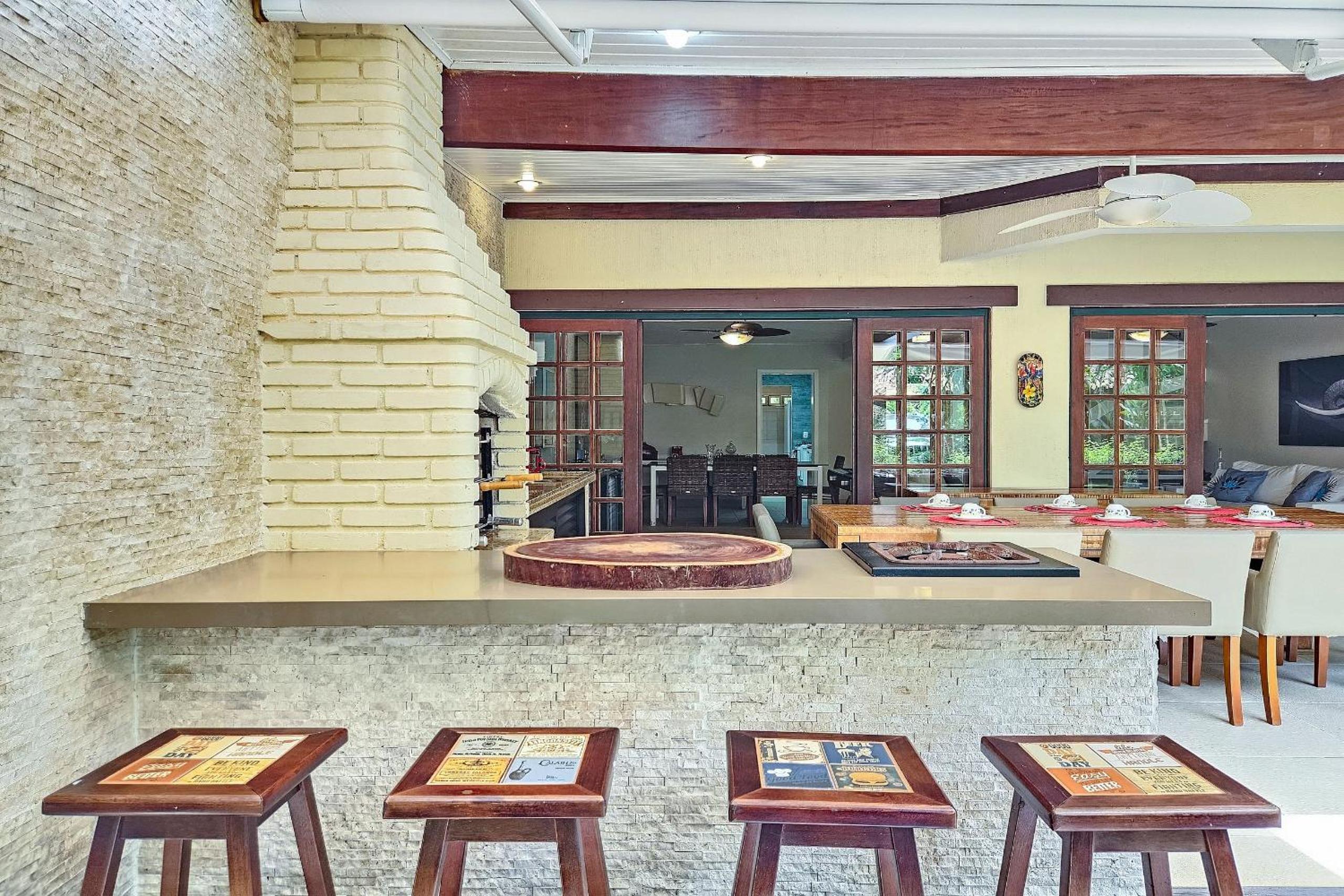 Casa com varanda e churrasqueira em São Sebastião