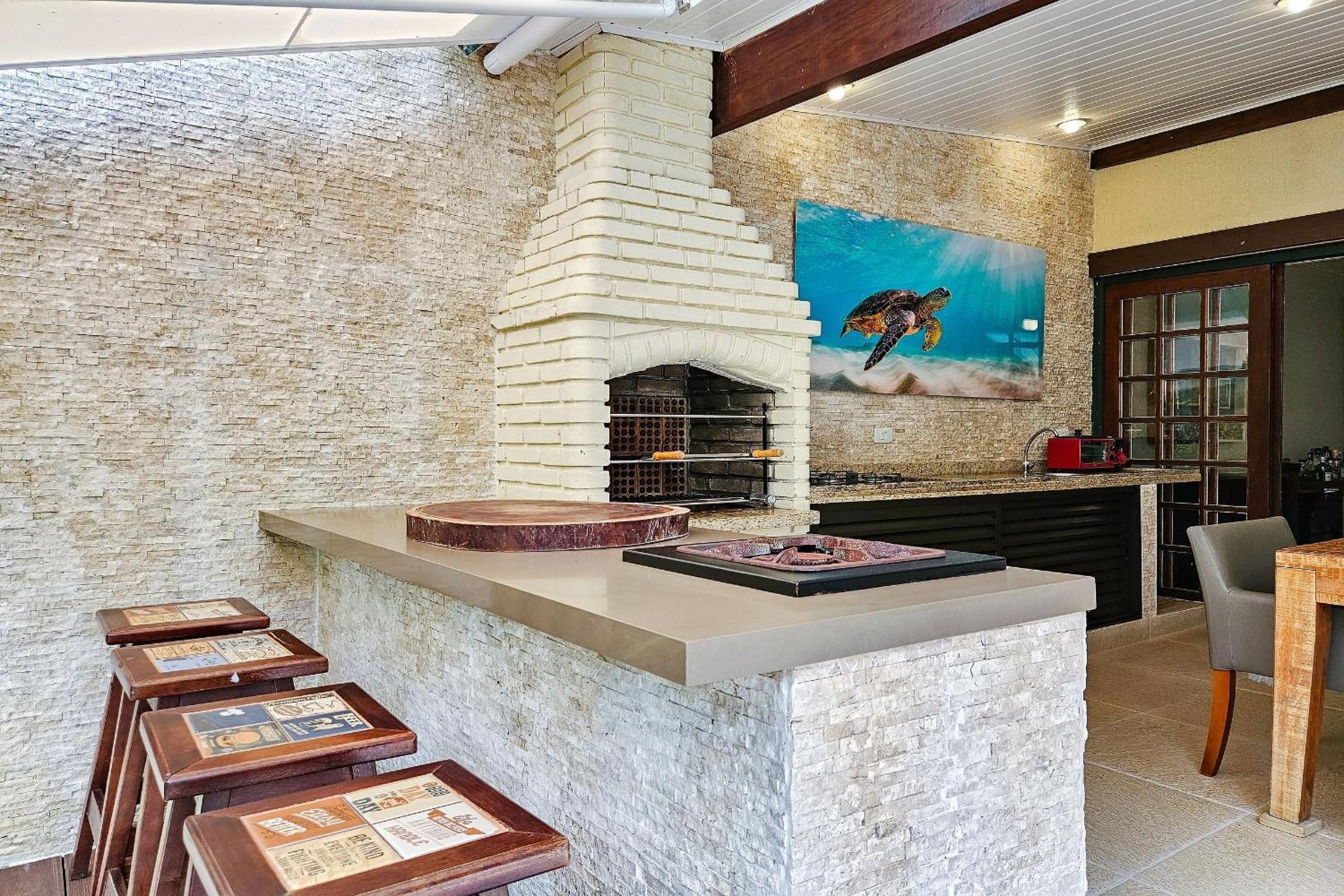 Casa com varanda e churrasqueira em São Sebastião