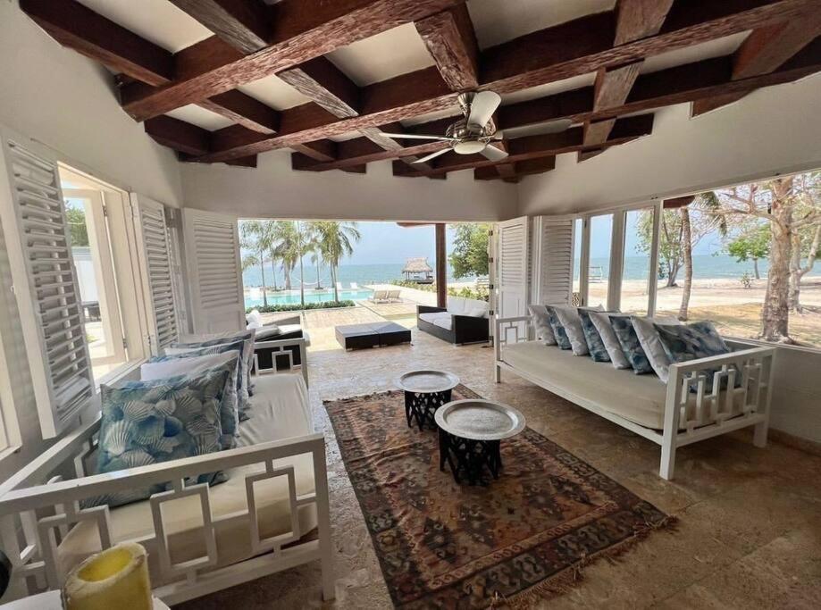 Villa en Barú con playa privada 6BR