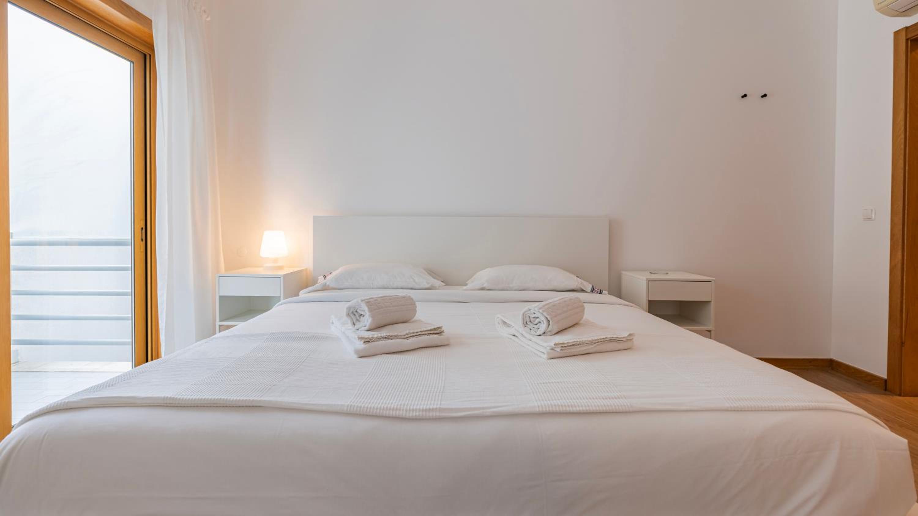 3 Bedroom Oeiras Wonder W/ Balcony by LovelyStay view 3