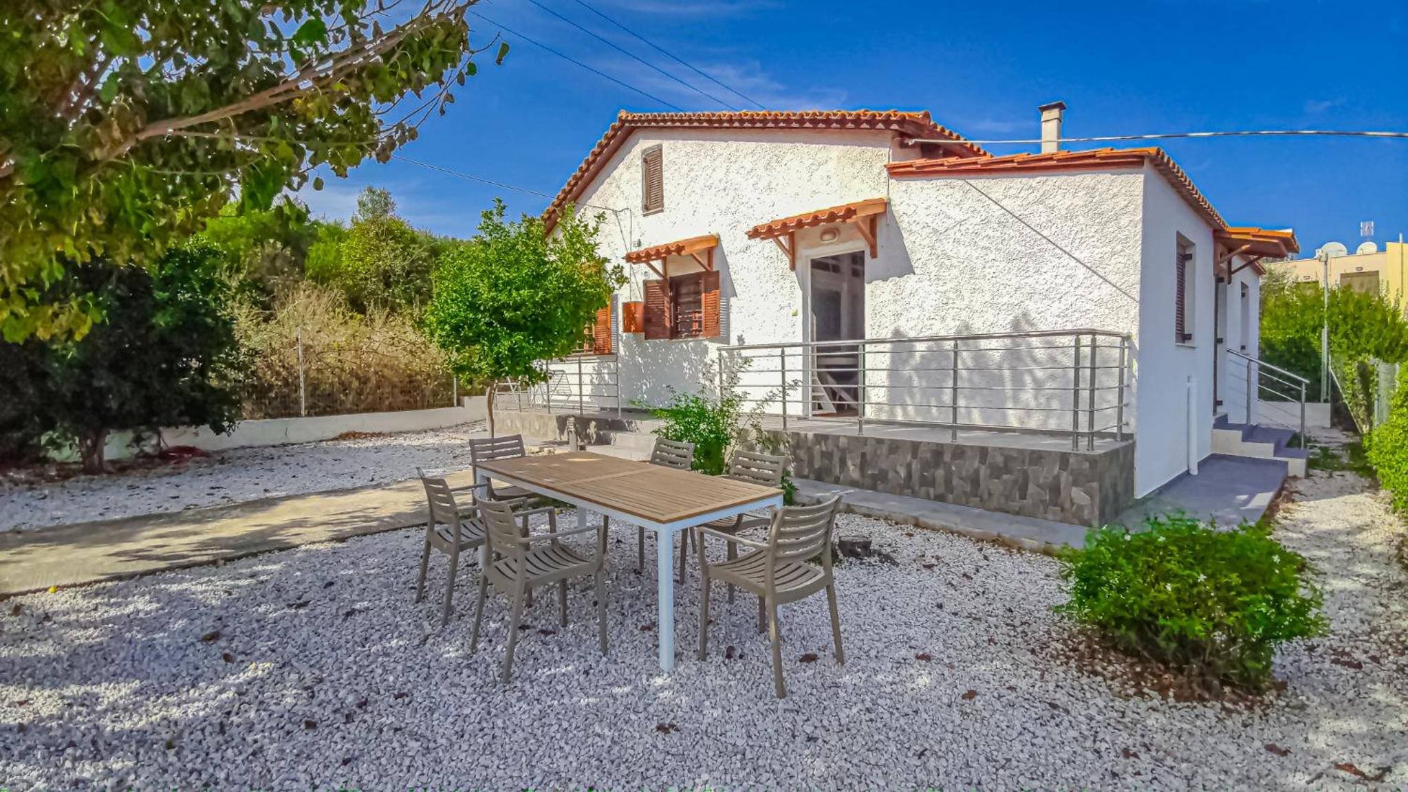Charming house 8 minutes walk from Almyrida beach - Private parking - Starlink internet view 2
