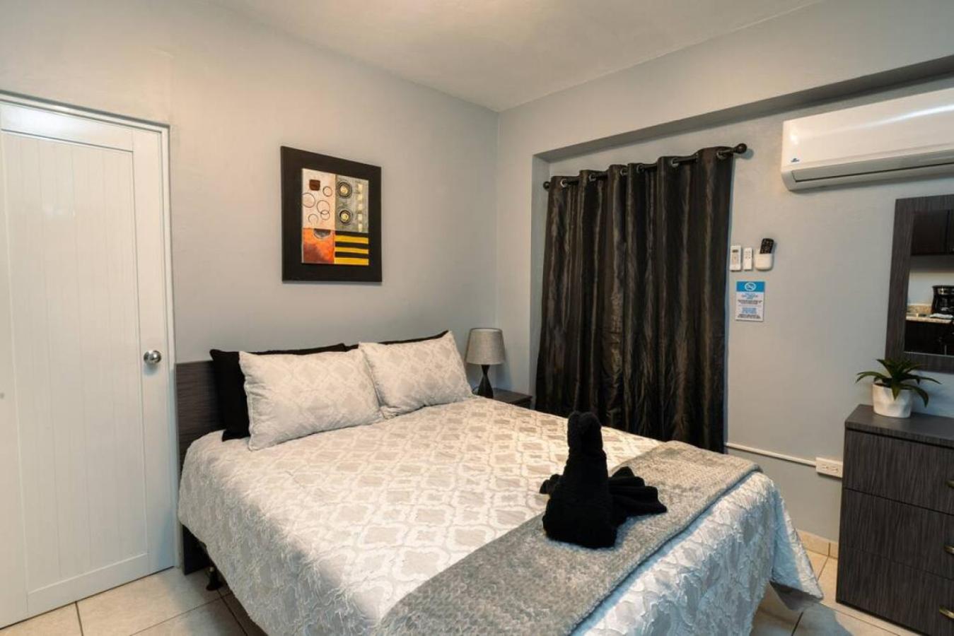 Green Mountain Studio 2, pool table-7 min to beach view 2