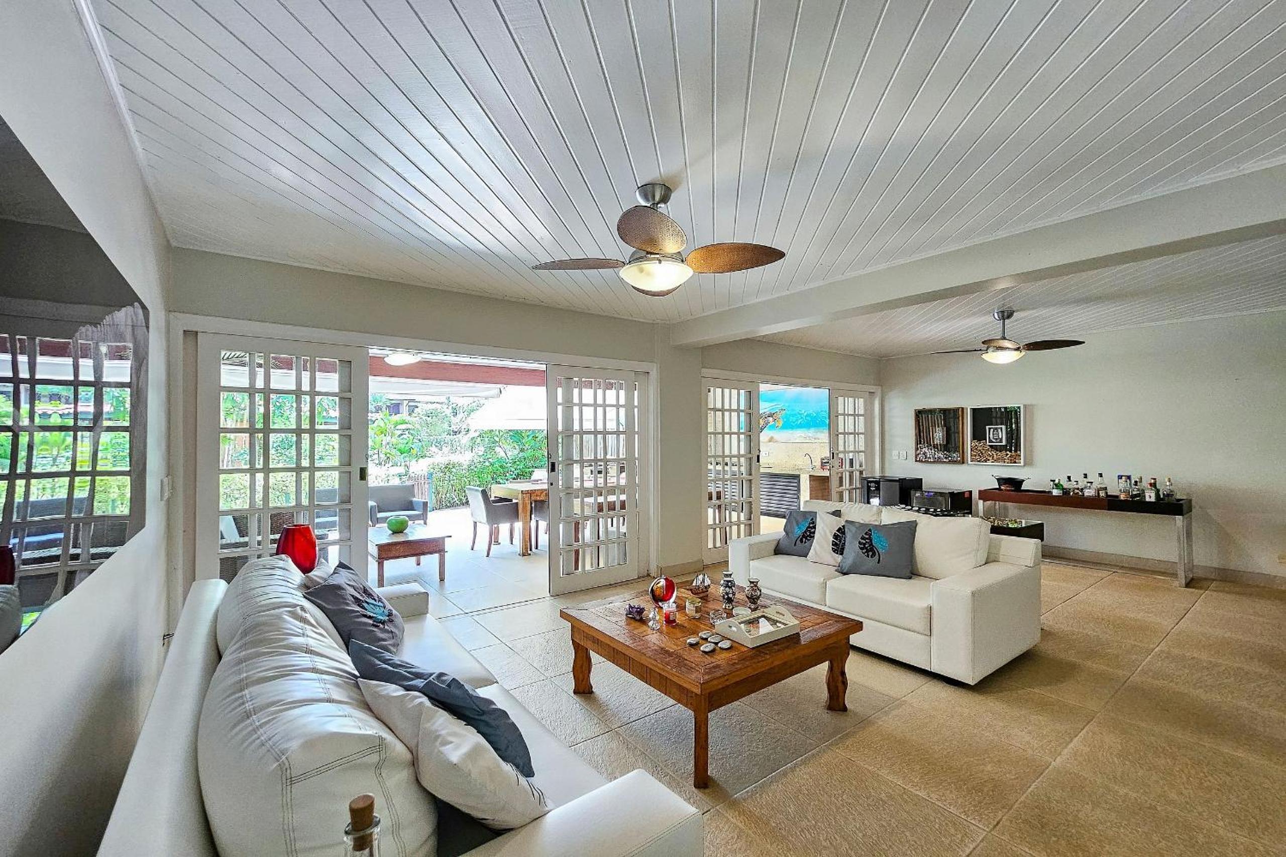Casa com varanda e churrasqueira em São Sebastião