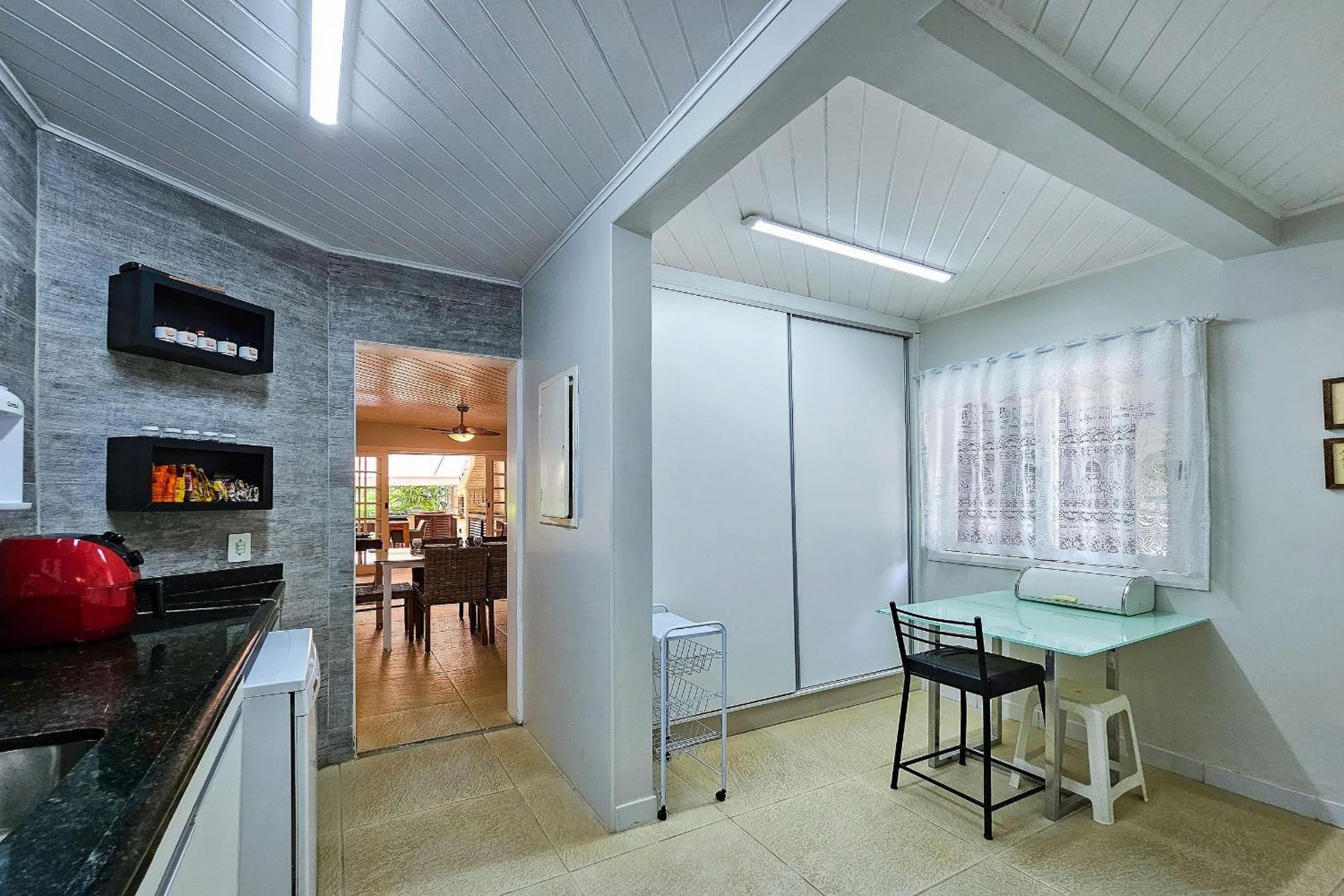 Casa com varanda e churrasqueira em São Sebastião