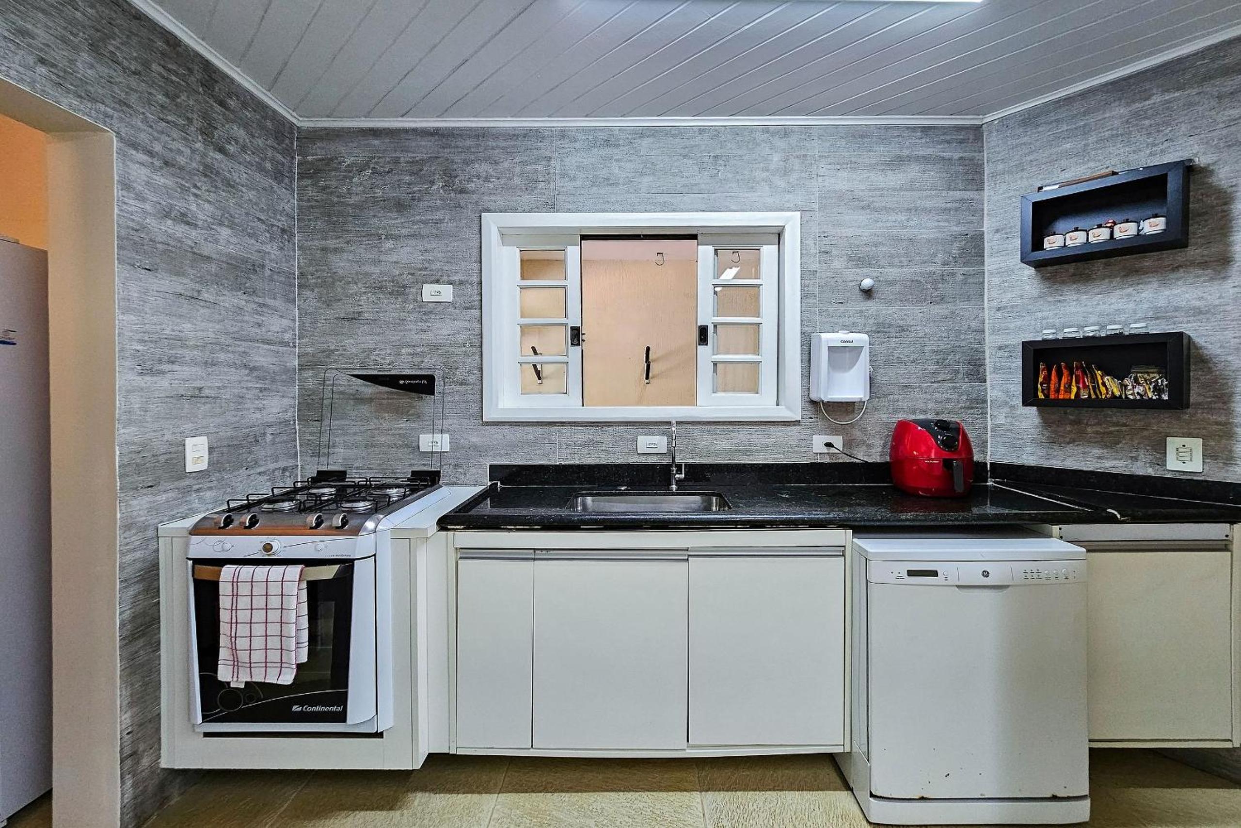 Casa com varanda e churrasqueira em São Sebastião