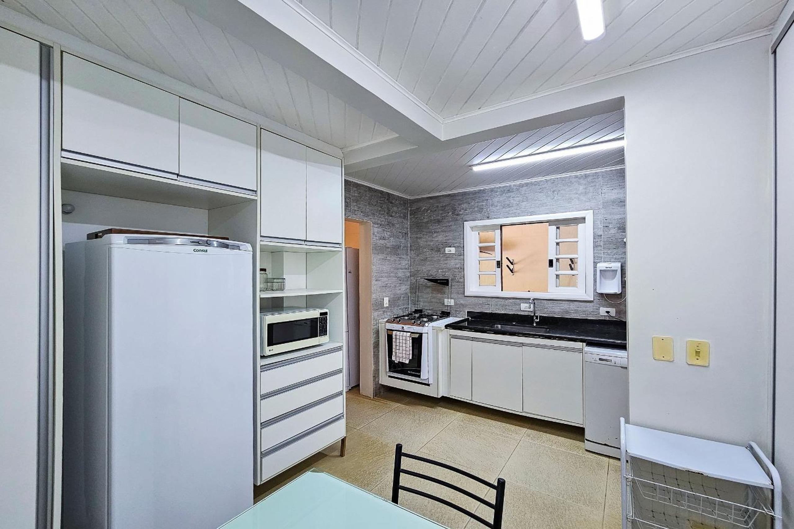 Casa com varanda e churrasqueira em São Sebastião