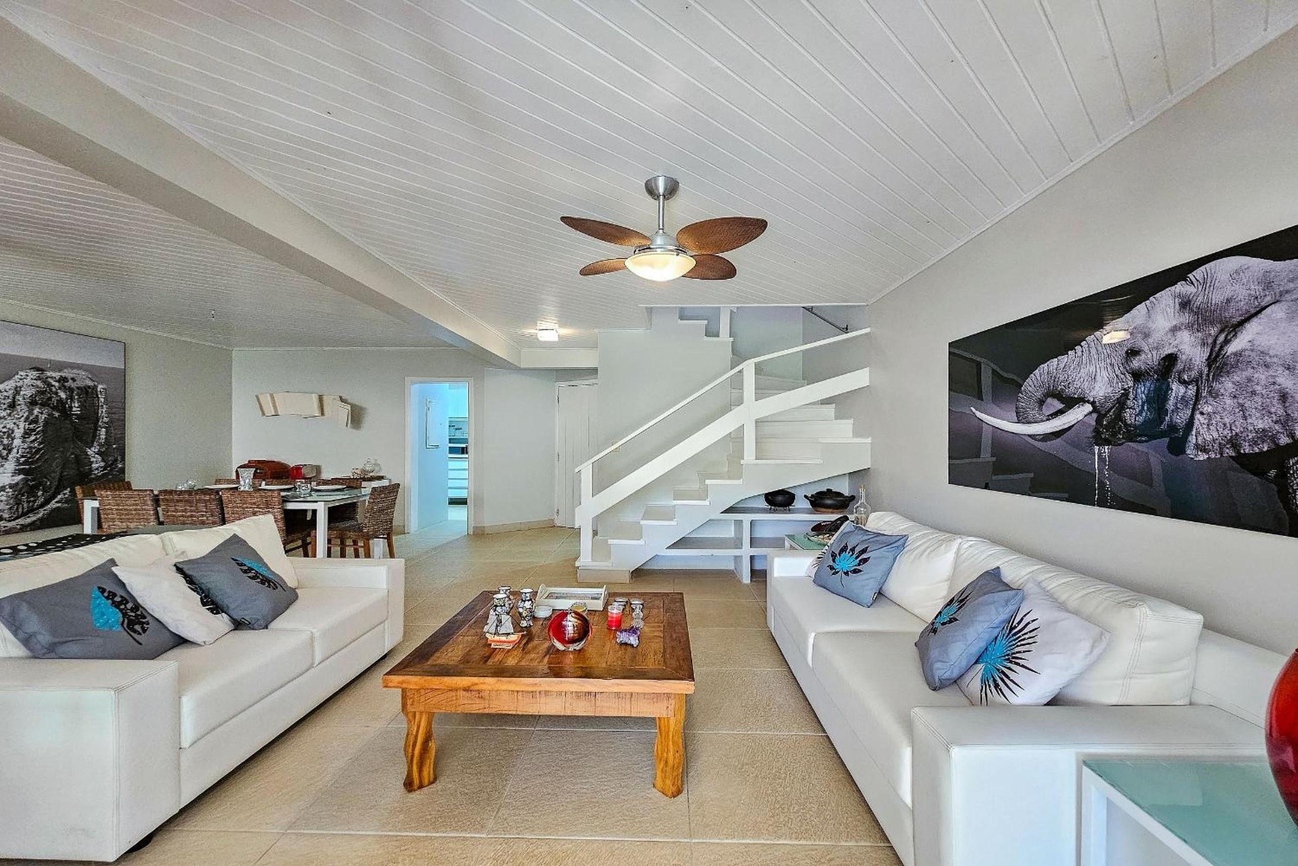 Casa com varanda e churrasqueira em São Sebastião