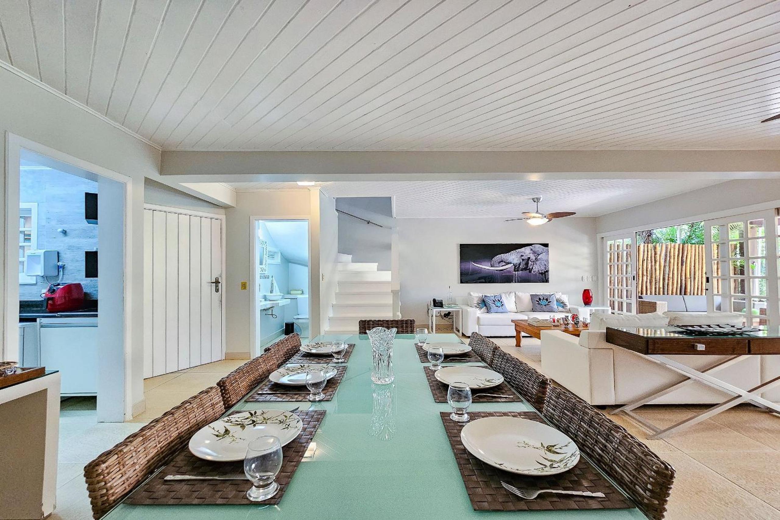 Casa com varanda e churrasqueira em São Sebastião