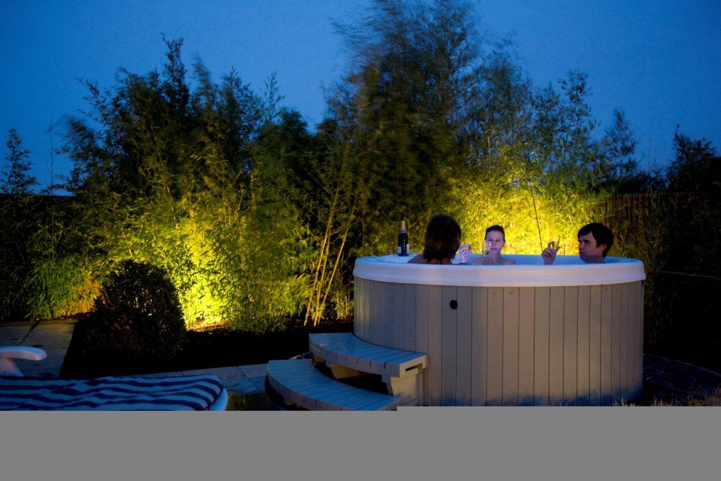 SeaNooz - Wellness overnachting met privé bioscoop aan een meer