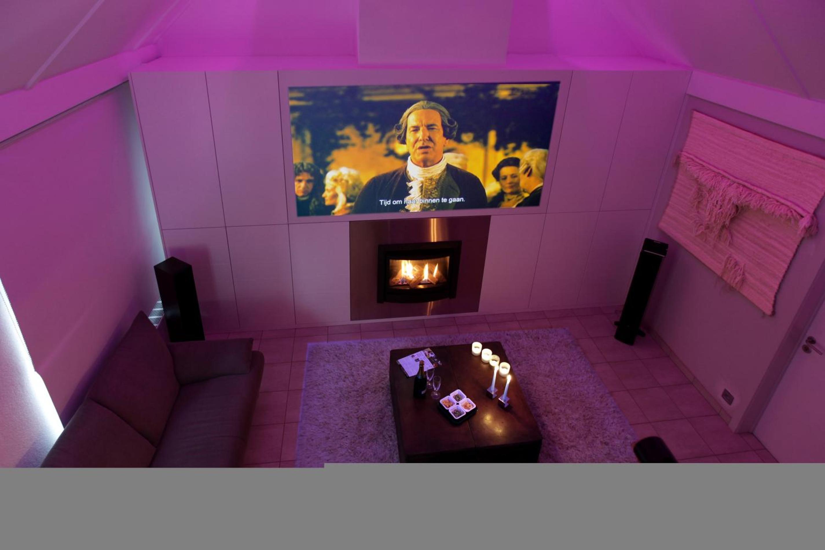 SeaNooz - Wellness overnachting met privé bioscoop aan een meer