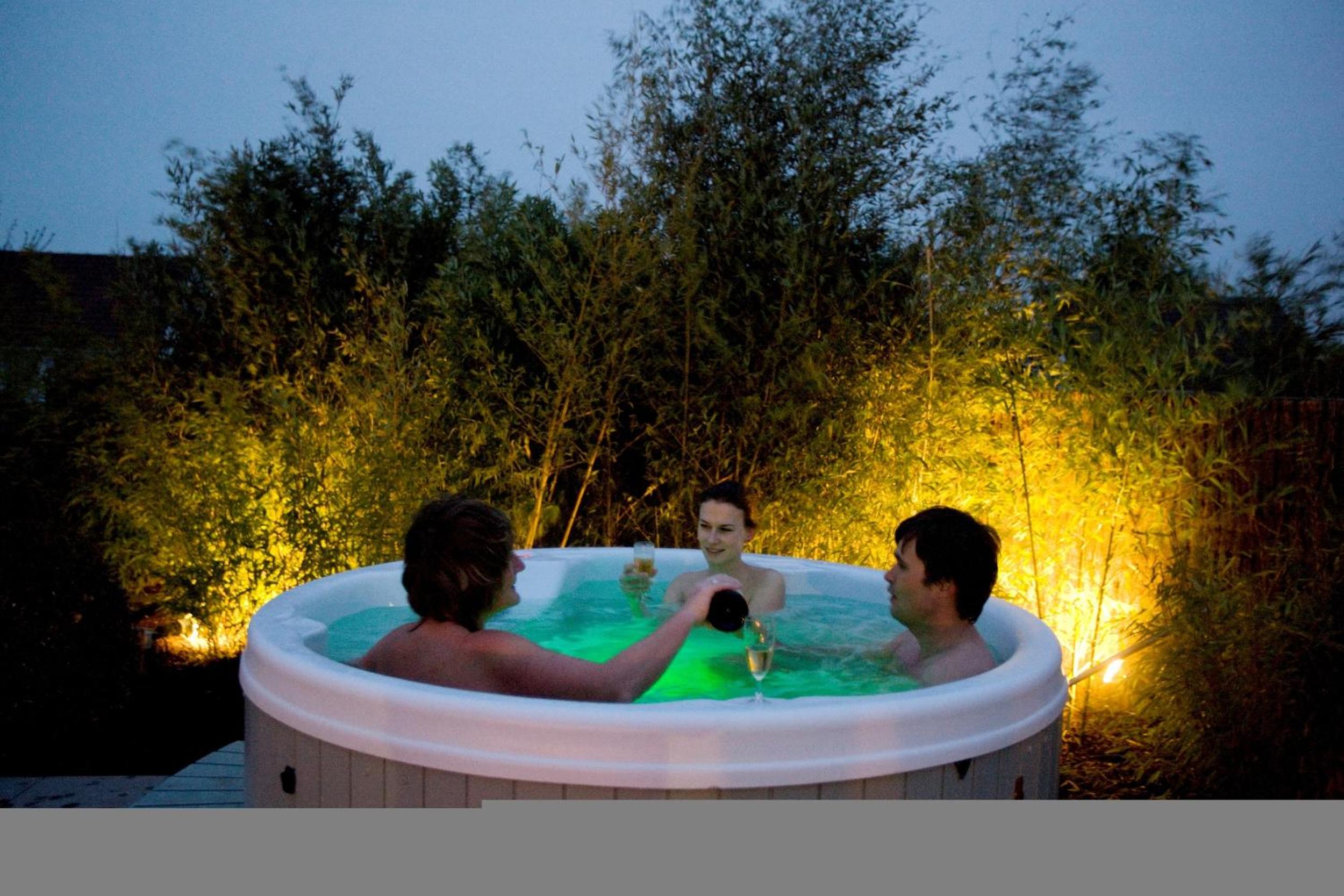 SeaNooz - Wellness overnachting met privé bioscoop aan een meer