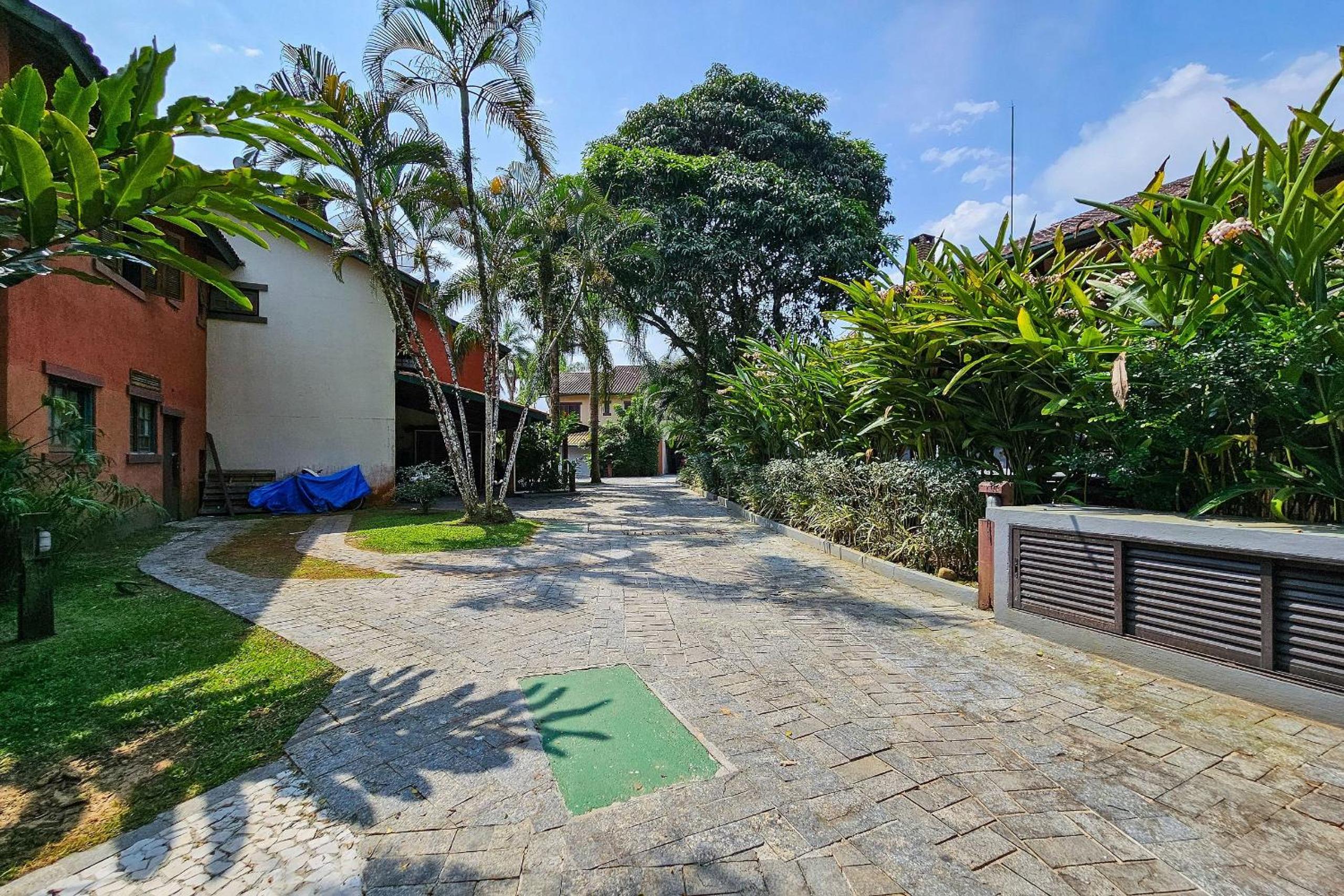 Casa com varanda e churrasqueira em São Sebastião