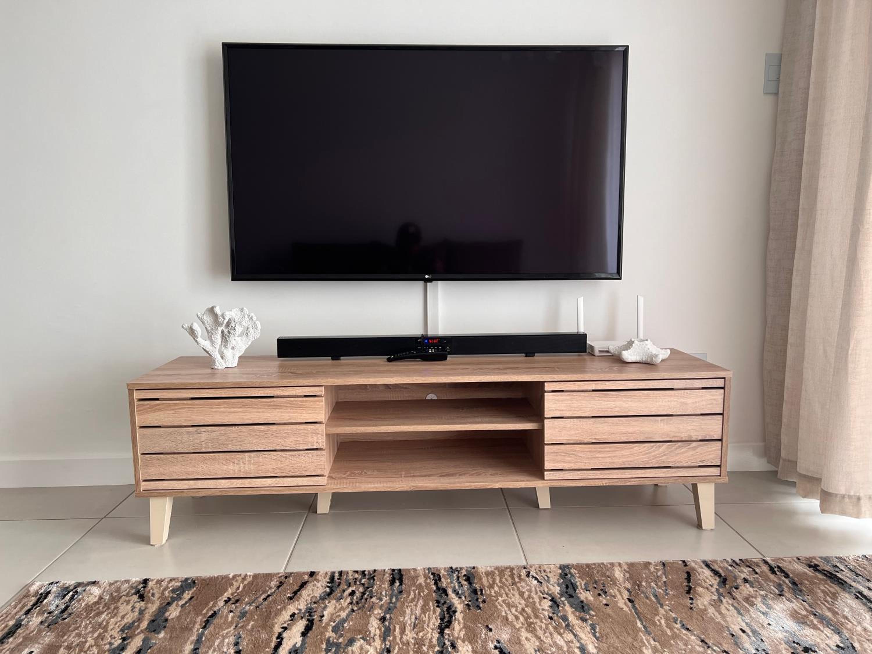 Luxury Ultra Modern Apartment - Queen Bed, Inverter, Pool, Gym & Spacious Balcony