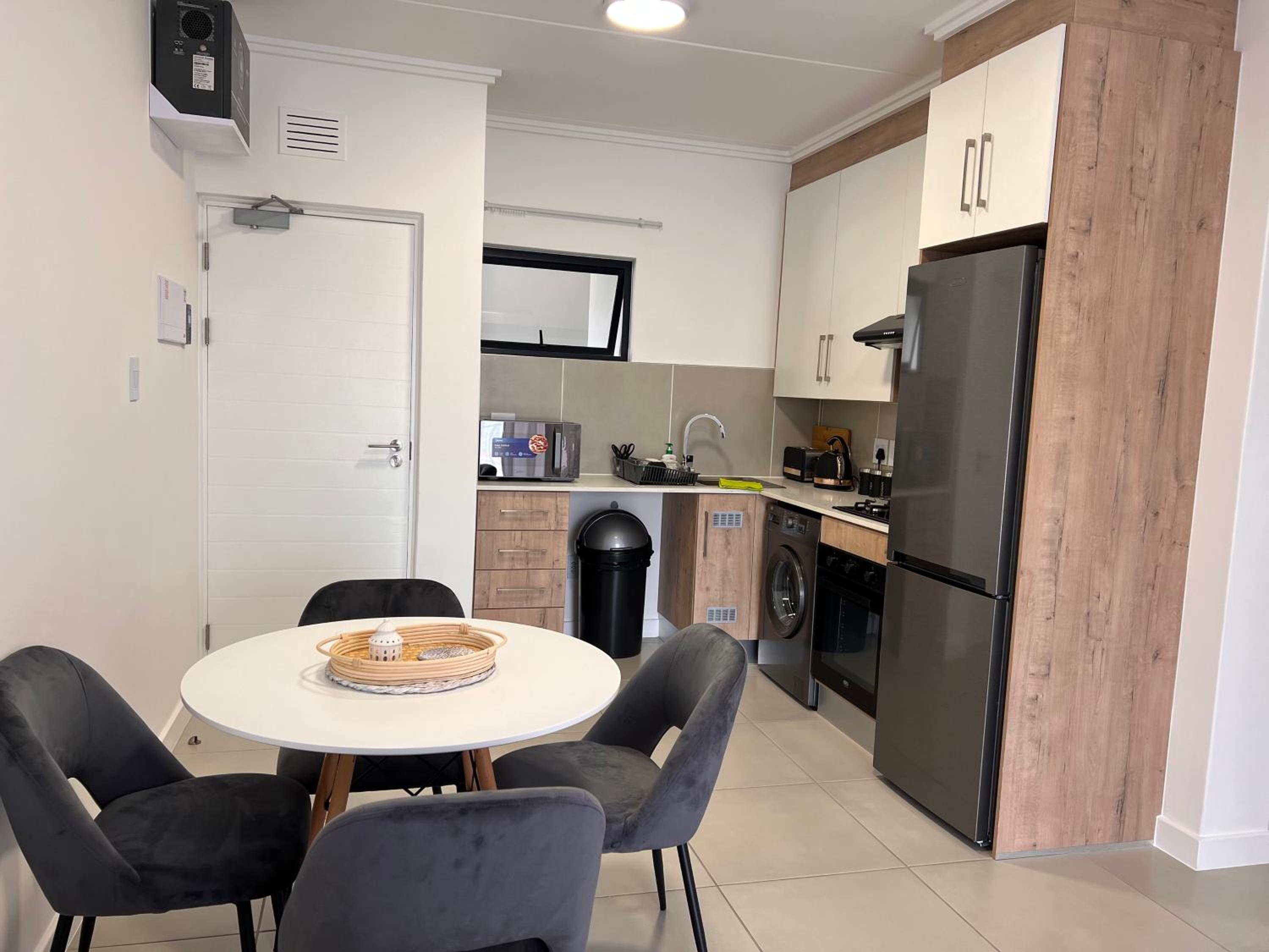 Luxury Ultra Modern Apartment - Queen Bed, Inverter, Pool, Gym & Spacious Balcony