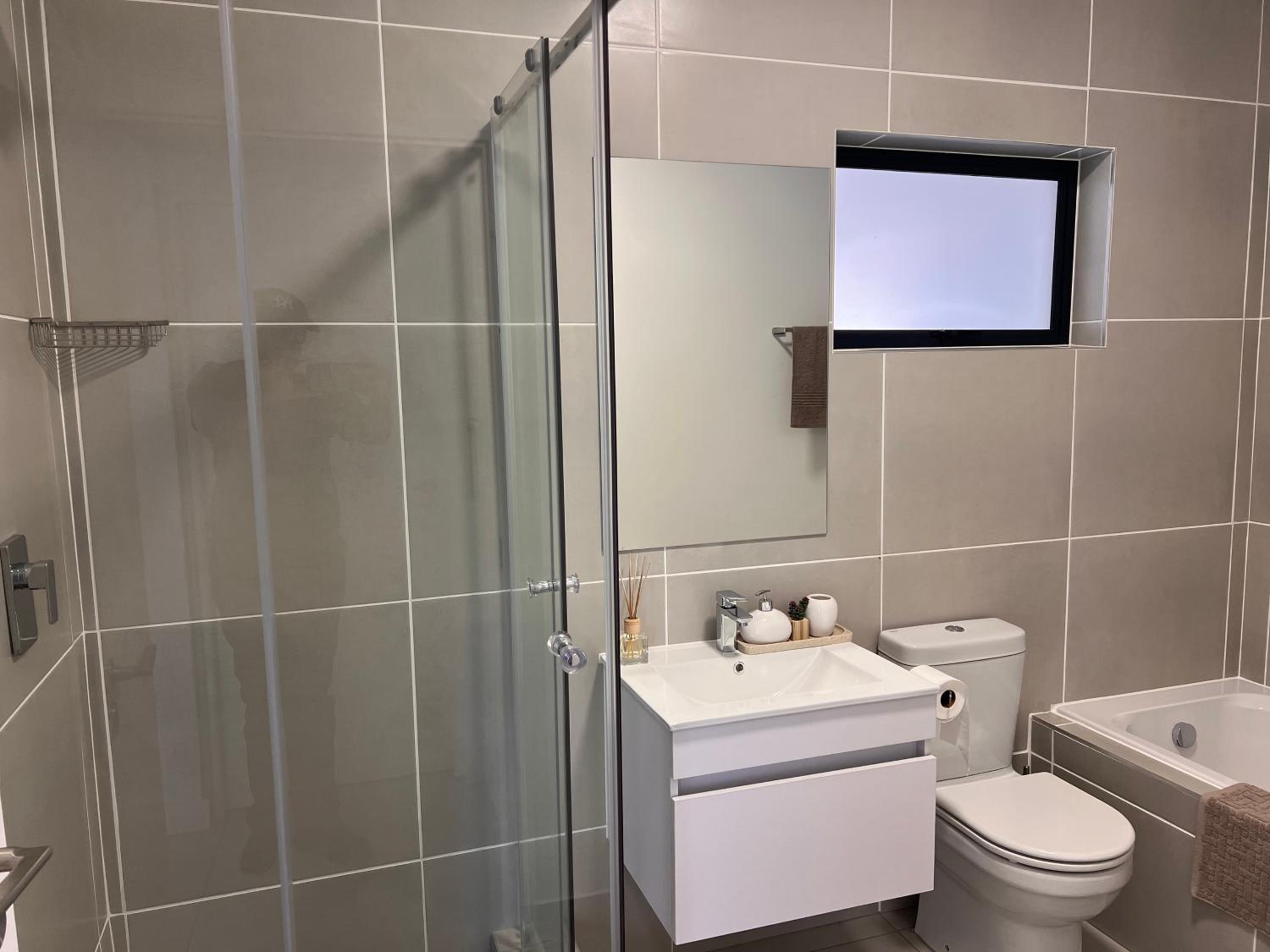 Luxury Ultra Modern Apartment - Queen Bed, Inverter, Pool, Gym & Spacious Balcony