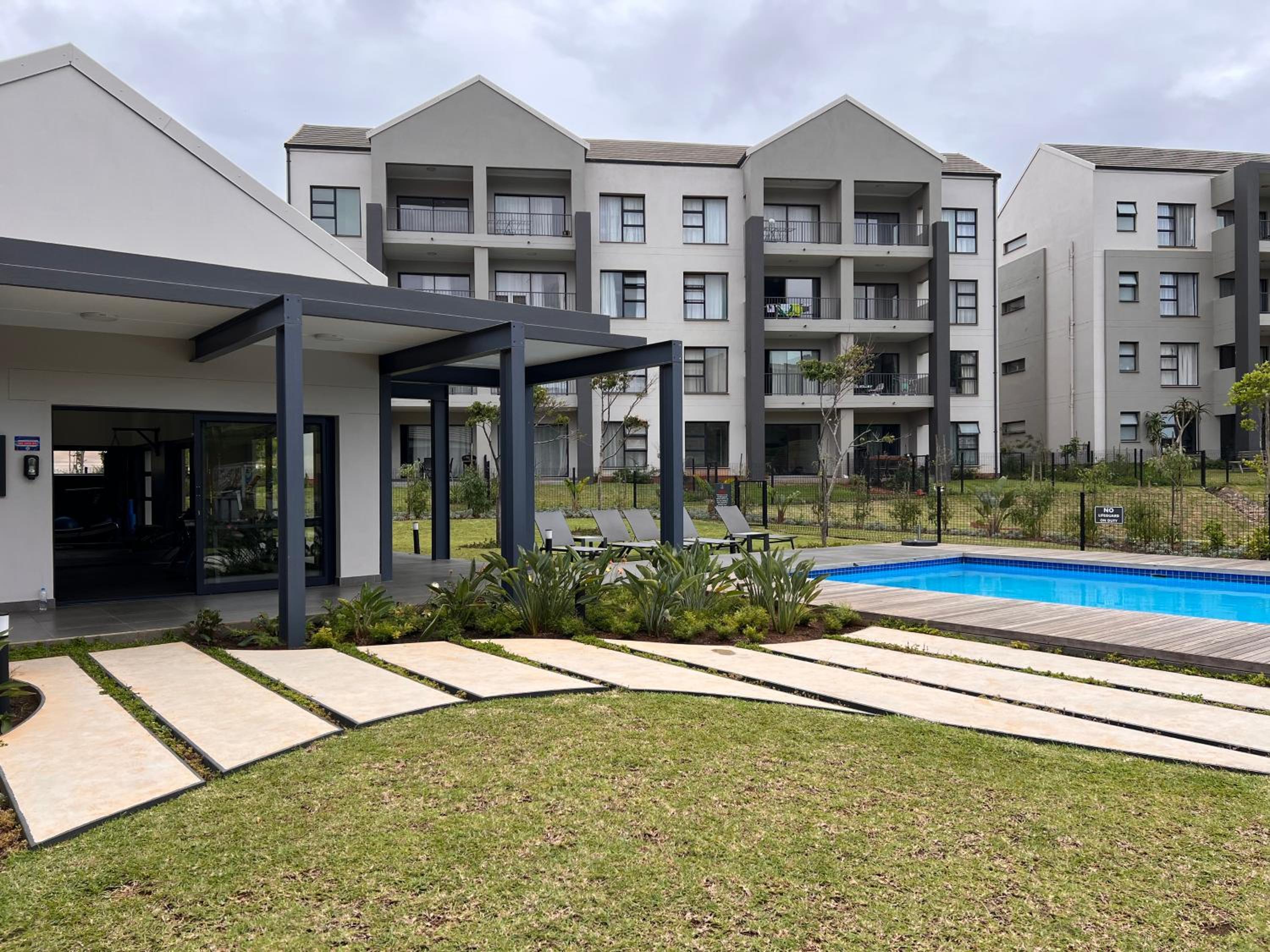 Luxury Ultra Modern Apartment - Queen Bed, Inverter, Pool, Gym & Spacious Balcony