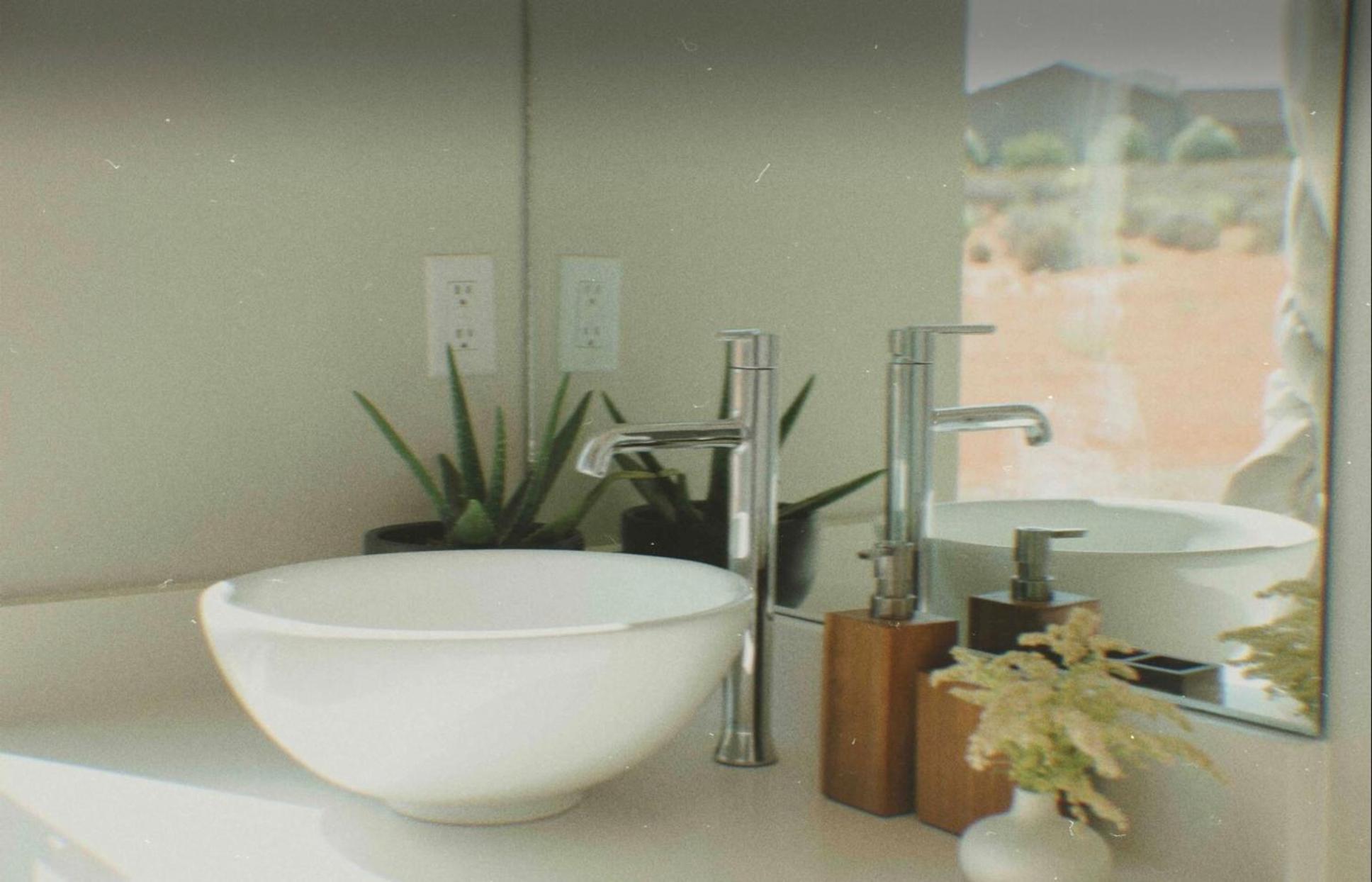 Page Arizona border town- Grand Serenity room with Mesa Views view 3
