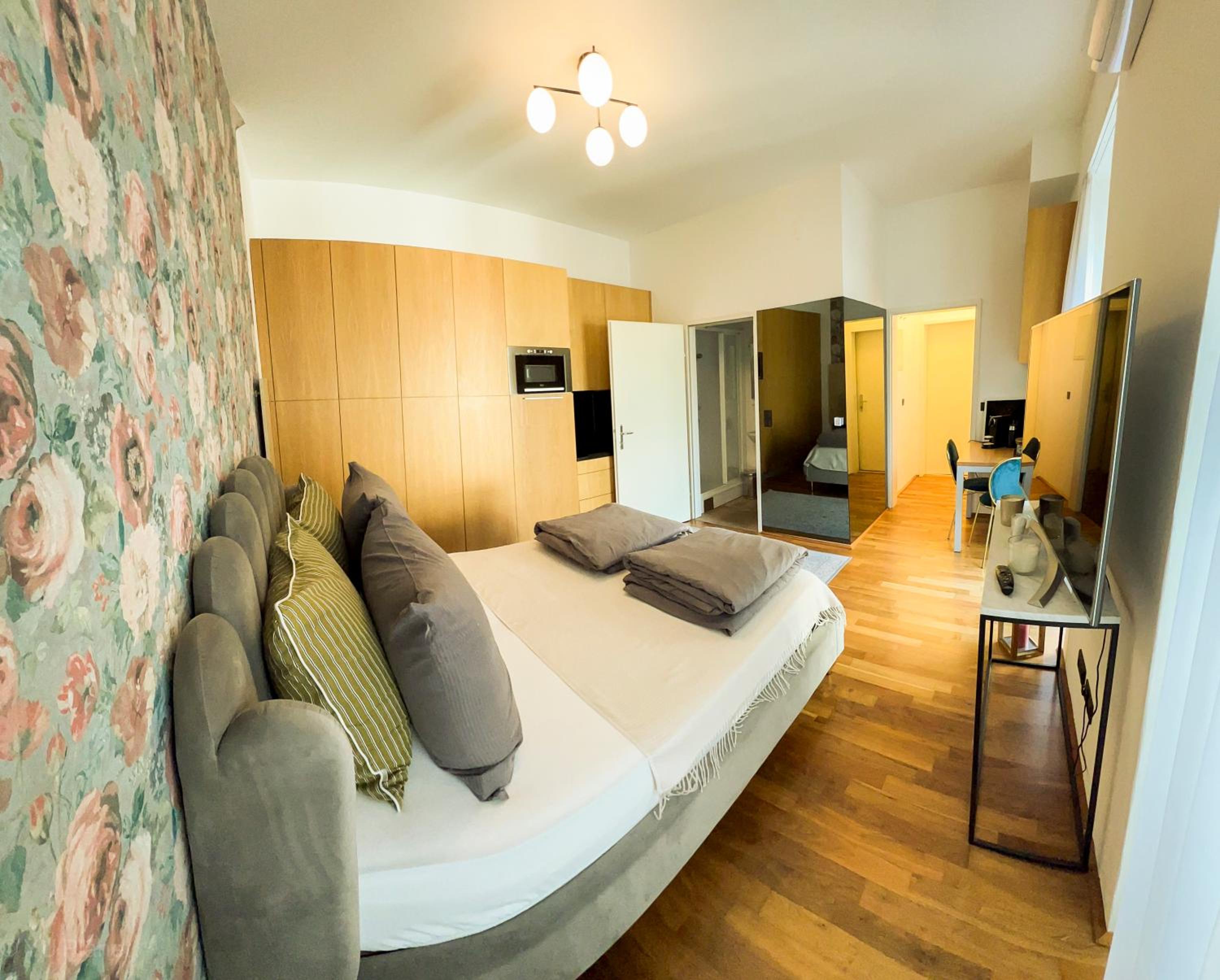 Triangle City Center Apartment