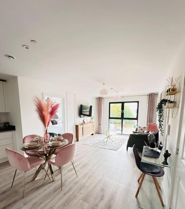Central Derby Urban 2 Bedroom Flat - An Oasis of Elegance! Free Parking and Wifi suitable for families and professionals view 3