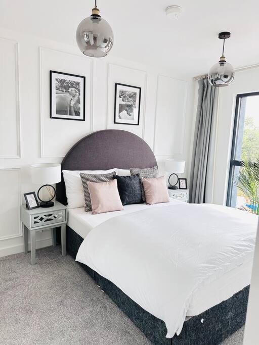 Central Derby Urban 2 Bedroom Flat - An Oasis of Elegance! Free Parking and Wifi suitable for families and professionals view 4