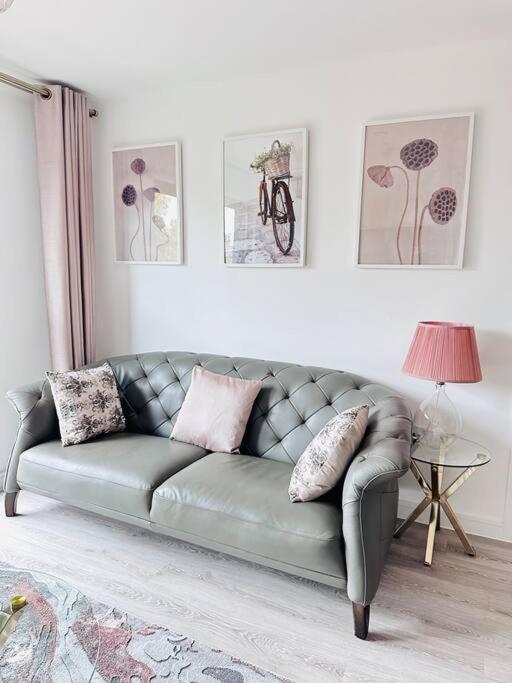 Central Derby Urban 2 Bedroom Flat - An Oasis of Elegance! Free Parking and Wifi suitable for families and professionals view 5