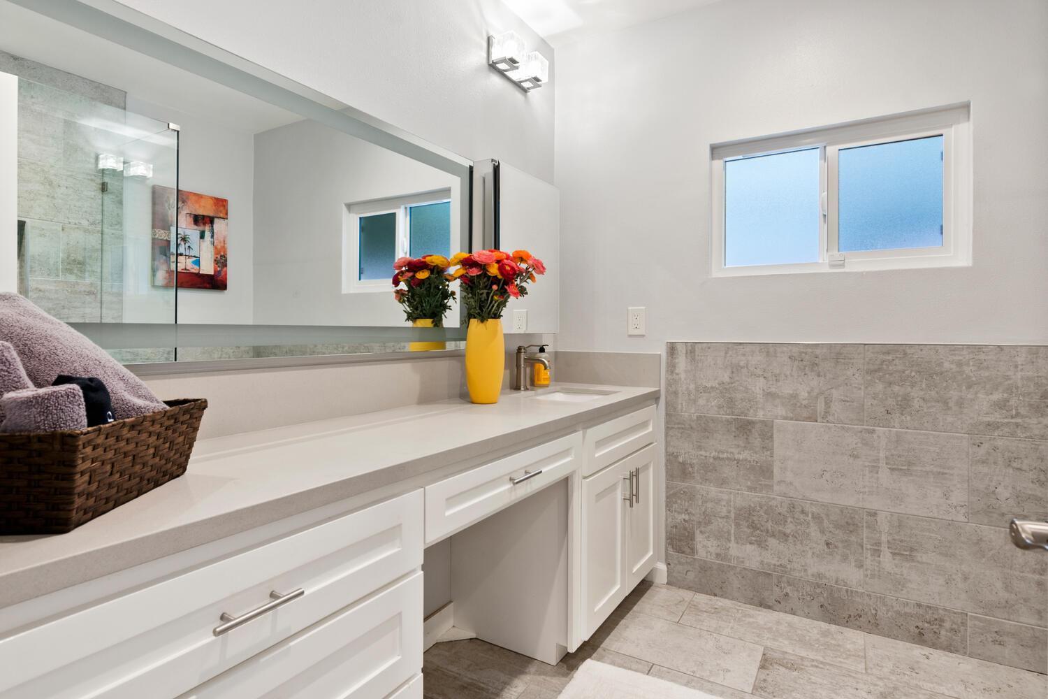 Lovely North Hollywood House Near Universal view 4
