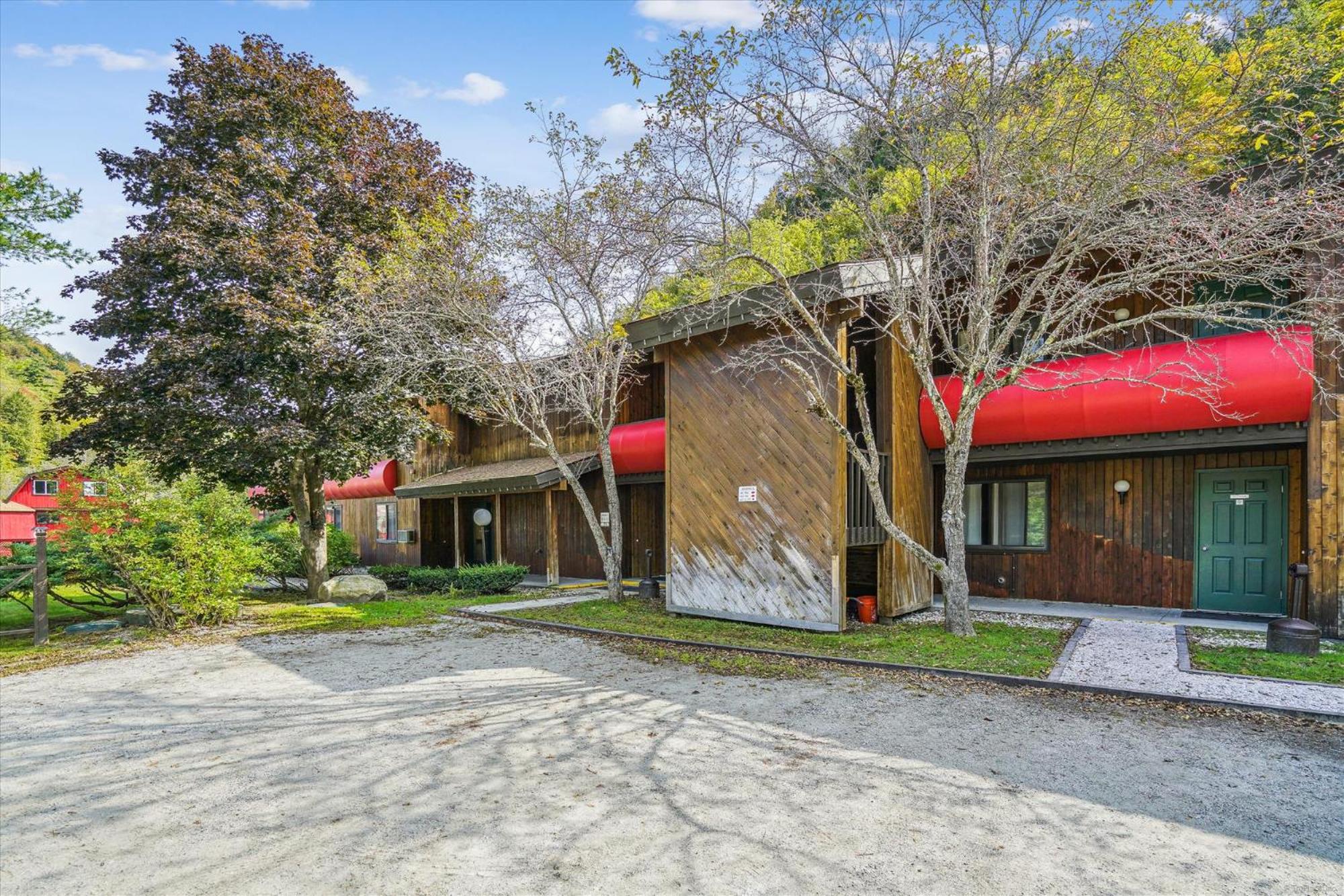 Hotel Cedarbrook Queen Suite 109 - Image 1