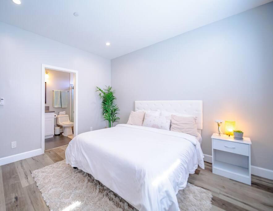 Central 4BD Townhome Sleeps 10 Near USC/DTLA/Expo