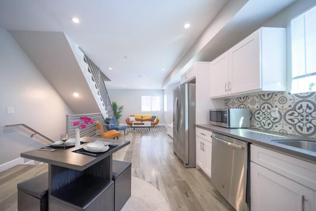 Central 4BD Townhome Sleeps 10 Near USC/DTLA/Expo