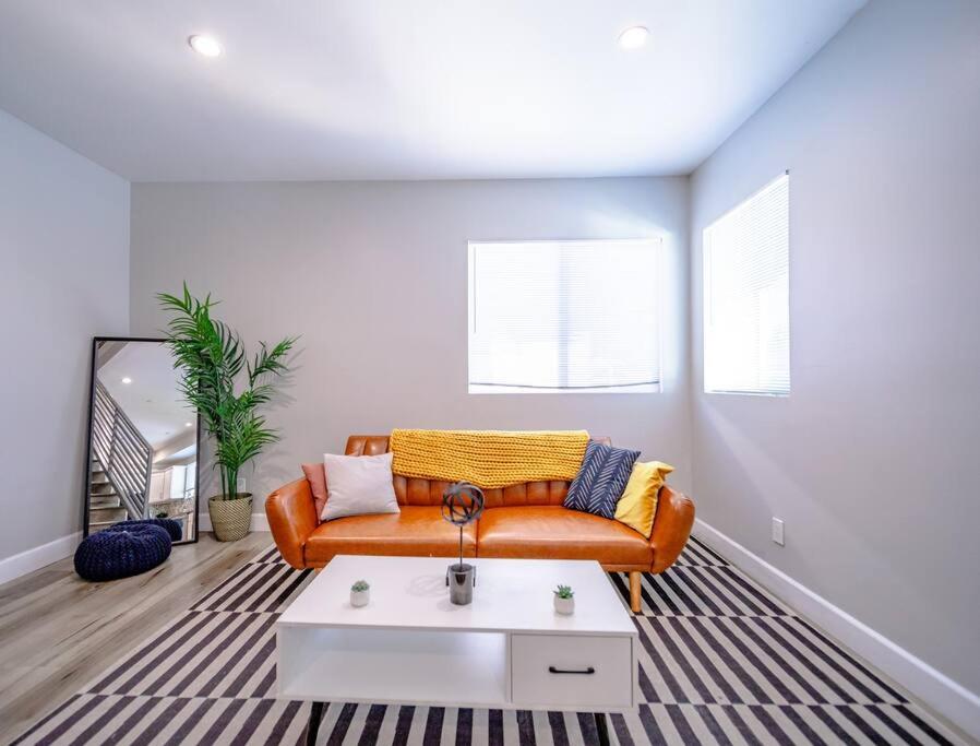 Central 4BD Townhome Sleeps 10 Near USC/DTLA/Expo