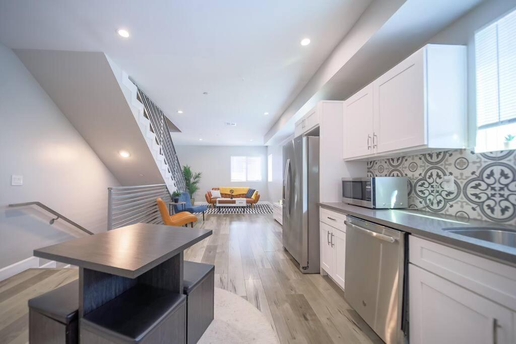 Central 4BD Townhome Sleeps 10 Near USC/DTLA/Expo