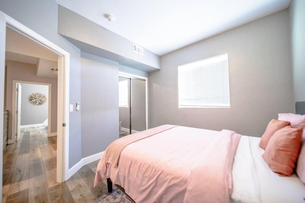 Central 4BD Townhome Sleeps 10 Near USC/DTLA/Expo