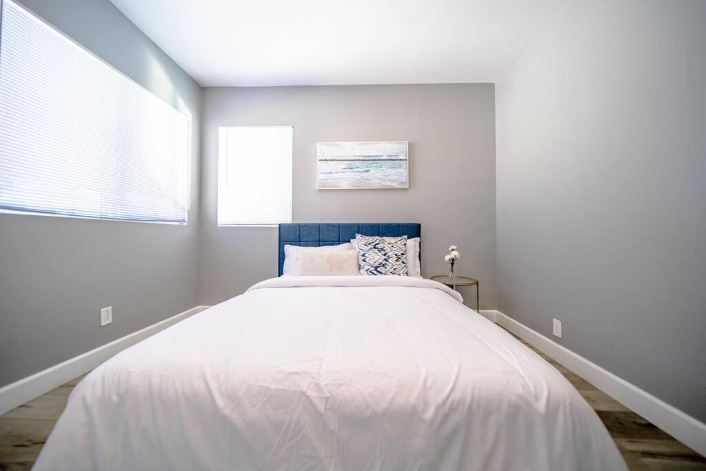 Central 4BD Townhome Sleeps 10 Near USC/DTLA/Expo
