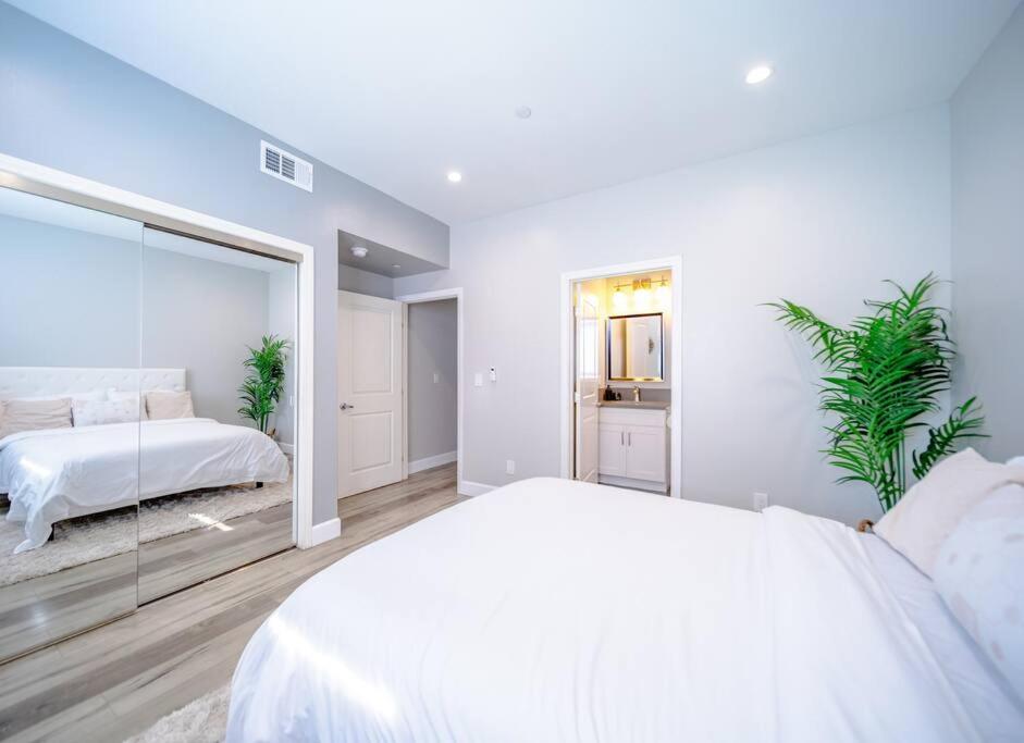 Central 4BD Townhome Sleeps 10 Near USC/DTLA/Expo