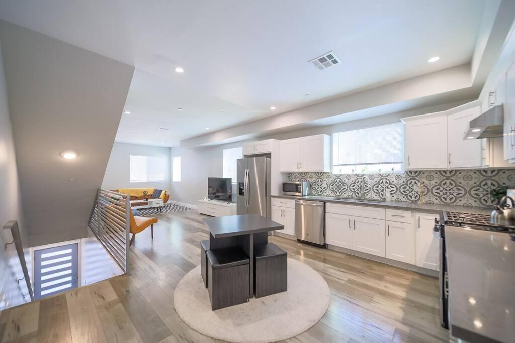 Central 4BD Townhome Sleeps 10 Near USC/DTLA/Expo