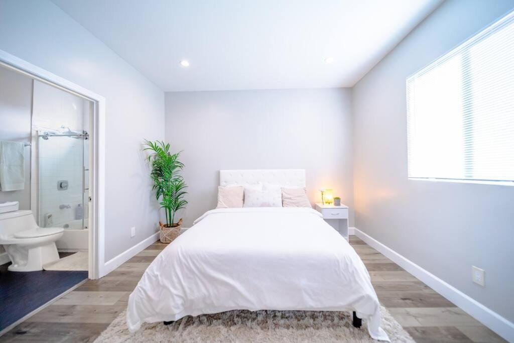 Central 4BD Townhome Sleeps 10 Near USC/DTLA/Expo