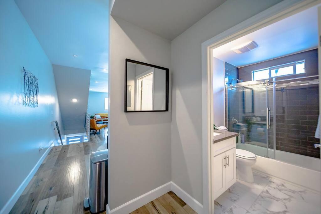 Central 4BD Townhome Sleeps 10 Near USC/DTLA/Expo
