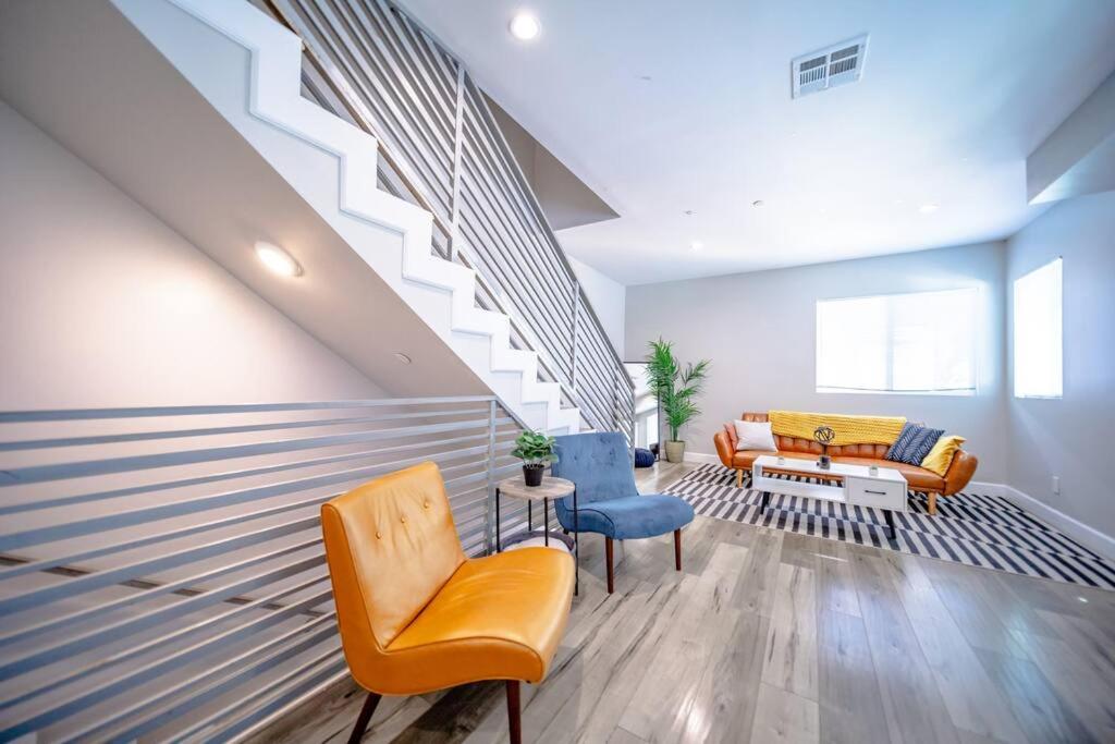Central 4BD Townhome Sleeps 10 Near USC/DTLA/Expo