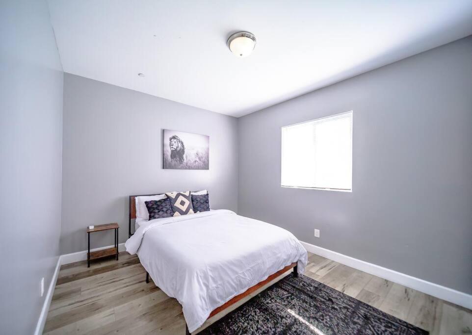 Central 4BD Townhome Sleeps 10 Near USC/DTLA/Expo