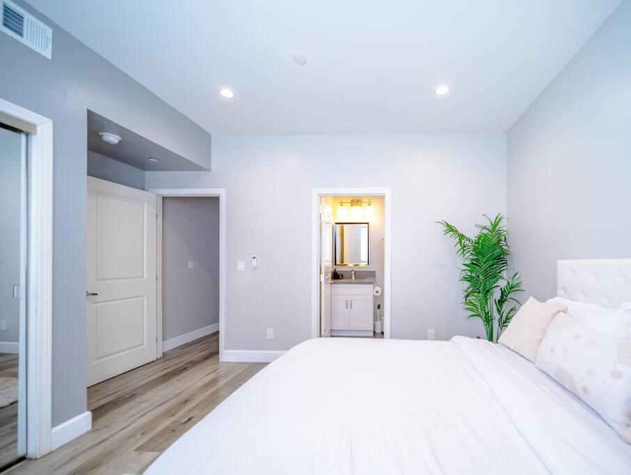 Central 4BD Townhome Sleeps 10 Near USC/DTLA/Expo