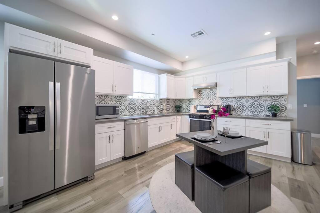 Central 4BD Townhome Sleeps 10 Near USC/DTLA/Expo