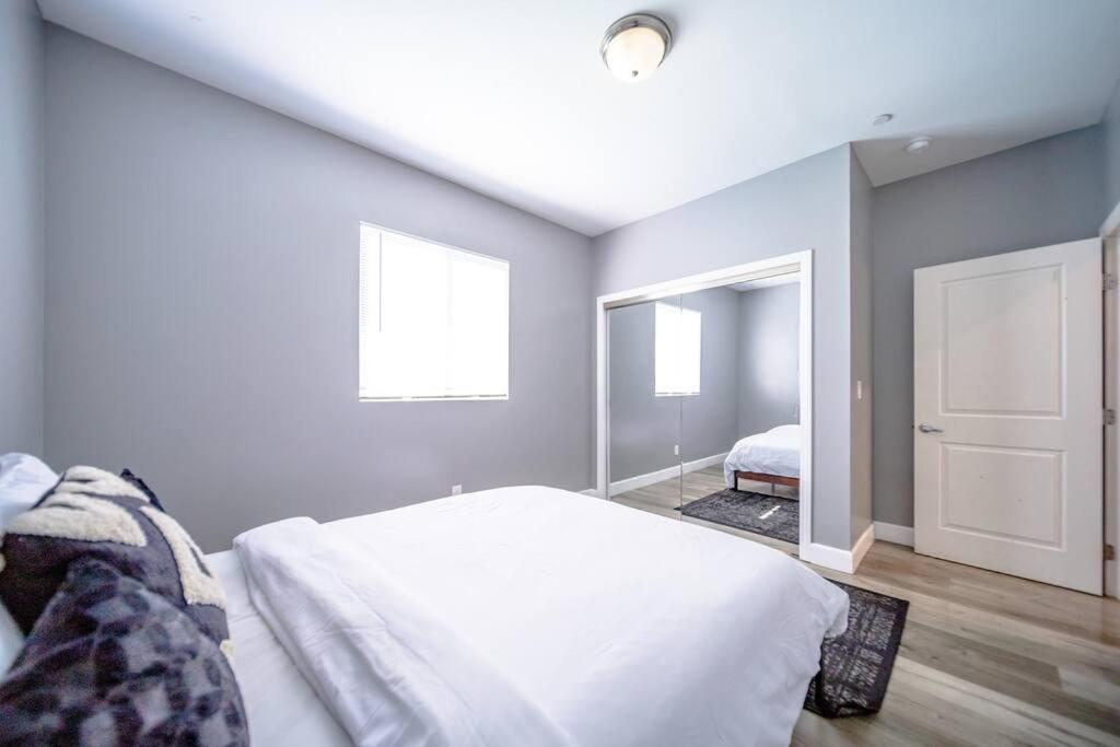 Central 4BD Townhome Sleeps 10 Near USC/DTLA/Expo