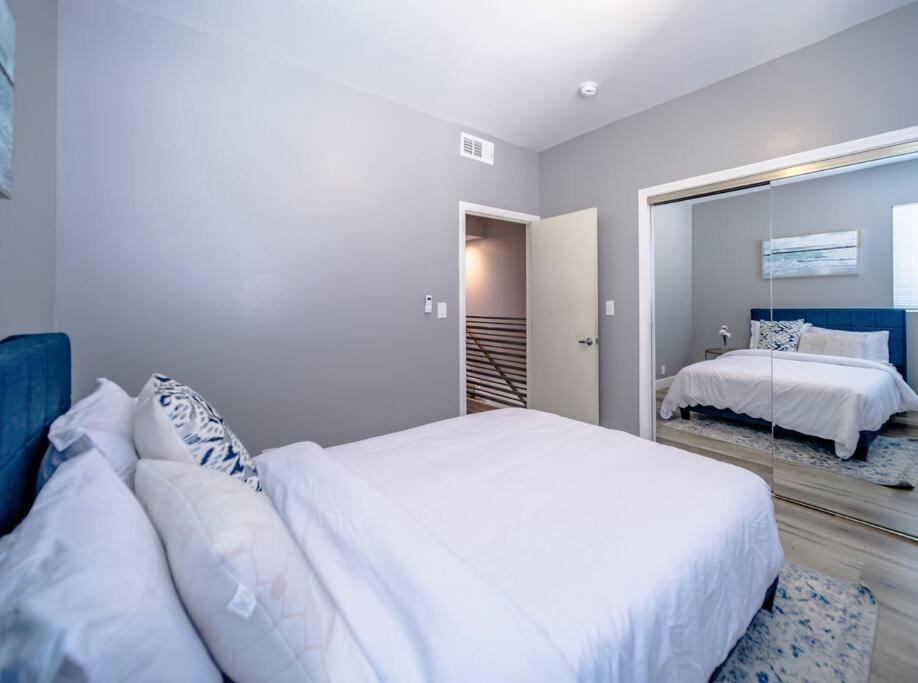 Central 4BD Townhome Sleeps 10 Near USC/DTLA/Expo