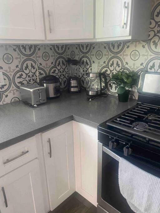 Central 4BD Townhome Sleeps 10 Near USC/DTLA/Expo